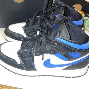 Jordan 1 Mid
White Black Racer Blue- Big Kid 5.5